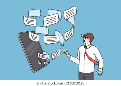 Un hombre abrumado con correos electrónicos de notificación y mensajes en celulares. Un hombre angustioso se molestó con el spam en el smartphone. Ilustración vectorial plana. 