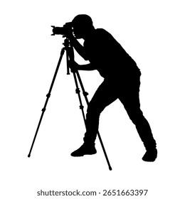 Homem fotógrafo de pé tirando fotos filmando câmera no tripé vista lateral silhueta preta.	