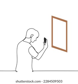 el hombre fotografía su reflejo en el espejo o una imagen en la galería con su teléfono - un vector de dibujo de una línea. concepto para tomar un selfie o fotografiar una exposición o obra maestra de arte