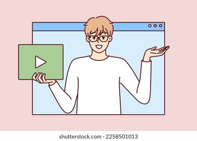 El hombre con el botón de reproducción en la mano mira fuera de la ventana del navegador web. Un chico joven con camiseta blanca recomienda suscribirse a un video blog o hacer promoción de negocios en redes sociales
