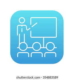 Un hombre presenta su informe al icono de la línea de audiencia para web, móvil e infografía. Icono de blanco vector en el cuadrado de gradiente azul con esquinas redondeadas aisladas en fondo blanco.