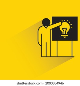 hombre que presenta una bombilla de ideas en tablero blanco sobre fondo amarillo