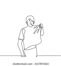 hombre tirando de su camisa - un vector de dibujo de una línea. concepto mostrar tu ropa, odiar tu estilo de vestir