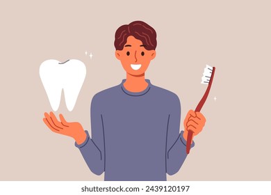 El hombre recomienda cepillarse bien los dientes usando el cepillo de dientes derecho para prevenir las caries. Se le recuerda la importancia de la higiene bucal y el control preventivo de las caries mostrando una corona gigante y un cepillo