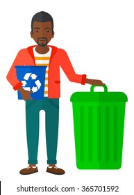 Hombre con papeleras de reciclaje.