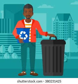 Mann mit Recyclingbehältern.