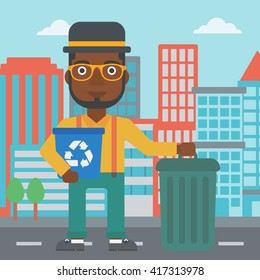 Mann mit Recyclingbehältern.
