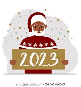 Ein Mann in einem roten Pullover und mit einer Mütze hält ein Schild oder Plakat mit den Zahlen 2023. Ansichtskarte oder Gruß Fröhliche Weihnachtsmusiken und Frohes Neues Jahr. Vektorgrafik flache Abbildung