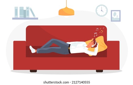 El hombre se relaja en casa. Un chico joven con auriculares miente en el sofá, descansa después del trabajo y es perezoso. Recuperación y sueño. Confort y comodidad, sonidos relajantes o silencio. Dibujo vectorial plano de dibujos animados