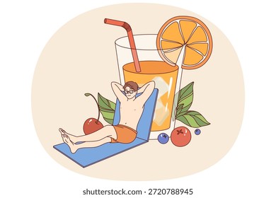 Hombre relajado en la playa y bebe jugo de naranja de vidrio gigante, disfrutando del Clima soleado. Chico feliz tomando el sol cerca de la piscina y disfrutar de la vida viajando a centros turísticos con hoteles frescos para turistas