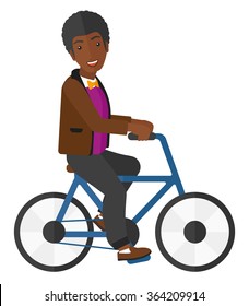 Mann, der Fahrrad fährt.