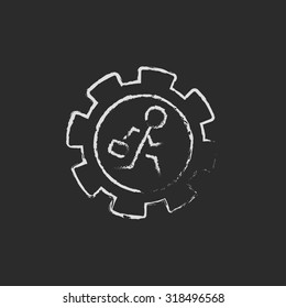 Hombre corriendo dentro de la mano del engranaje dibujado en tiza sobre un icono blanco vector de pizarra aislado en un fondo negro.