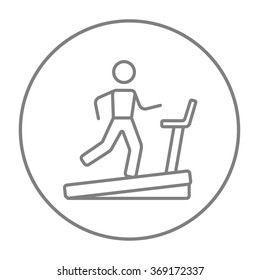 Hombre corriendo en el icono de la línea de la cinta de correr.
