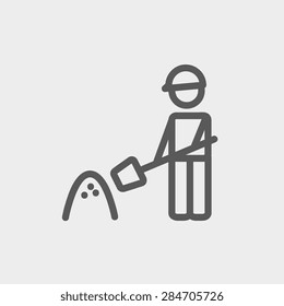 Hombre con pala e icono de arena delgada línea para la web y el móvil, moderno diseño minimalista plano. Icono vector de gris oscuro sobre fondo gris claro.