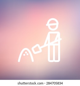 Homem com pá e ícone de areia linha fina para web e móvel, design plano minimalista moderno. Ícone branco de vetor no plano de fundo da malha de gradiente.