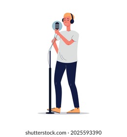 Cantante masculino o presentador de radio con micrófono de estudio, ilustración vectorial plana aislada en fondo blanco. Música profesional y grabación de broadcast.