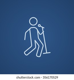 Hombre cantando con un ícono de línea de micrófono para web, móvil e infografía. Icono azul claro del vector aislado en fondo azul.