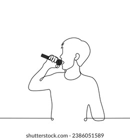 el hombre canta en un micrófono mientras está de pie en el perfil - un vector de arte de una línea. cantante de concepto, actuación en directo