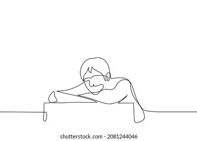 el hombre se sienta aburrido en una pequeña mesa personal con su torso bajo o se queda dormido en la lección - un vector de dibujo de una línea. concepto de lección aburrida, dilación, ociosidad, sueño diurno 