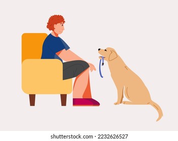 El hombre se sienta en una silla, el perro pide un paseo. El labrador tiene una correa en los dientes.