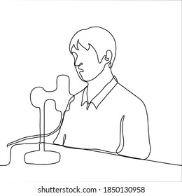el hombre se sienta en una mesa y habla en un micrófono. un plano de línea del presentador o de los programas invitados utilizando equipo de audio profesional.