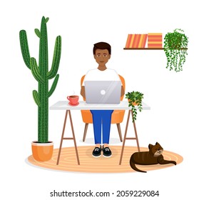 El hombre se sienta en una mesa, trabaja en una computadora en casa. Trabajo a distancia, freelance, oficina en el hogar, programación, capacitación. El interior es acogedor y está decorado con un gato. Interior con plantas. Ilustración del vector