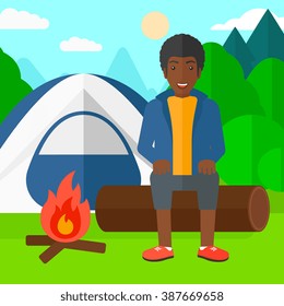Hombre sentado en el campamento.