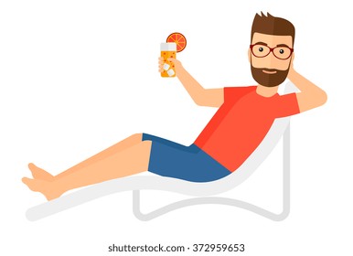 Mann sitzt in einer Chaissehne.