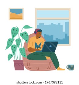 Mann sitzt auf einem bequemen, weichen Stuhl mit Laptop in den Händen, flache Vektorgrafik einzeln auf weißem Hintergrund. Junge Junge, die an Online-Webinaren studieren oder teilnehmen.