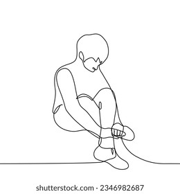 hombre sentado abrazando sus piernas - un vector de arte de una línea. el concepto de sentarse en el suelo avergonzado, solo