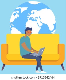 Hombre sentado con un cuaderno cerca del planeta Tierra. El personaje masculino trabaja con la red global e Internet. Adolescente usa conexión inalámbrica. Guy proporciona Internet para conectar redes internacionales