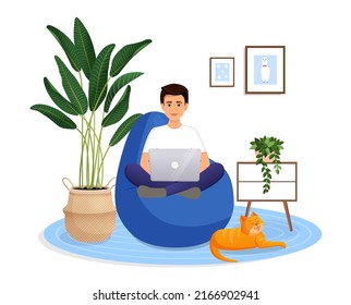 El hombre está sentado en una silla de maleta de frijol en casa en una computadora portátil. Trabajo remoto, oficina en casa, programación, freelance. Estudiar en casa en cuarentena. Ilustración vectorial. Interior acogedor con gato.