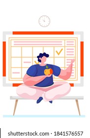 Un hombre está sentado en el sofá comiendo la manzana en casa. Programar con notas sobre el fondo. El tipo está aburrido solo sentado en su apartamento. Bordo durante el descanso. Comer frutas y verduras frescas