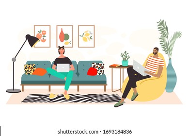 Hombre y sentado en un sofá con ordenadores portátiles y trabajando desde casa. Trabajo independiente y concepto práctico de vectores en el lugar de trabajo. Interior de salón. Trabajo a distancia, estudio en línea, educación.