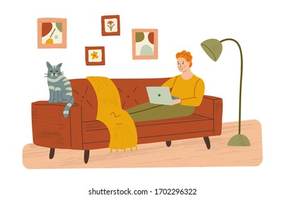 Un hombre está sentado en un sofá con un ordenador portátil y un gato. Trabajo desde casa, trabajo remoto, freelance. Ilustración dibujada a mano con textura. 