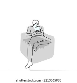 el hombre está sentado en un sofá con un teléfono en las manos - un vector de dibujo de una línea. concepto de navegación en línea desde el teléfono mientras se sienta en casa