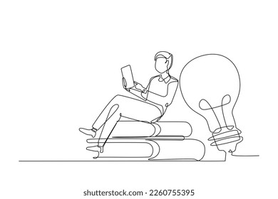 Hombre sentado en un montón de libros y usando una tablet pc detrás de una gran bombilla. ilustración continua del vector de dibujo de una línea para el diseño conceptual de la educación y las empresas.