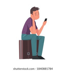 Hombre sentado en una maleta con Smartphone, Turista masculino llamando a un taxi o usando una aplicación móvil de llamadas de taxi. Ilustración