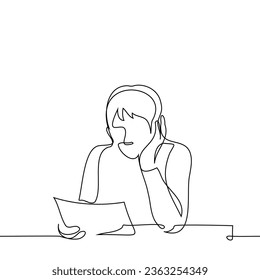 hombre sentado leyendo una carta - vector de arte de una línea
