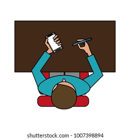 Mann mit Smartphone auf dem Schreibtisch