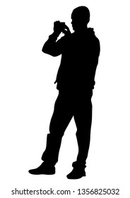 Mann mit Smartphone auf weißem Hintergrund