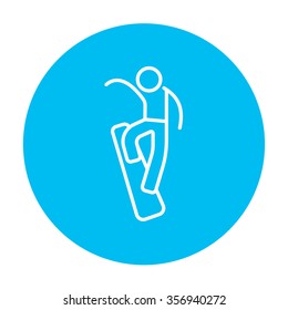 Man Snowboarding Line Icon für Web, Mobile und Infografiken. Vektorweißes Symbol auf hellblauem Kreis, einzeln auf weißem Hintergrund.