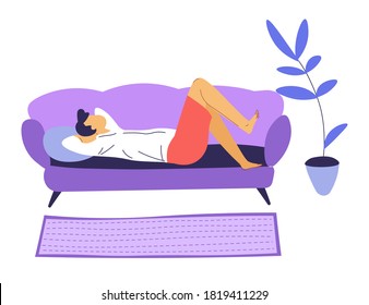 Hombre pasando tiempo en casa, sentado en un sofá en una sala mirando al techo. Carácter masculino aburrido, triste o deprimido. Relajante o entretenido personajes soñando en el sofá, vector de estilo plano