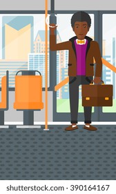 Homem parado dentro do transporte público.