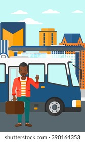 Mann steht in der Nähe des Busses.