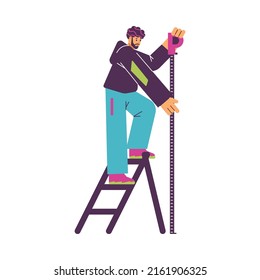 Hombre parado en una escalera con cinta dosificadora en las manos. El hombre realiza mediciones para obras de construcción o geodésicas, ilustraciones vectoriales planas aisladas sobre fondo blanco.