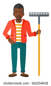 Homem de pé com rake.