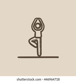 Hombre parado en un árbol de yoga representa un icono de boceto vectorial aislado en el fondo. Hombre dibujado a mano parado en un árbol de yoga. Hombre parado en un árbol de yoga representa un icono de boceto para infografía, sitio web o aplicación.