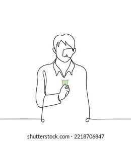 el hombre se aferra a un solo billete en su mano - un vector de dibujo de una línea. concepto de salario pequeño, crisis financiera, inflación, pobreza y miseria