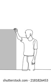 el hombre está de pie con la mano en el punto superior de apoyo (casillero, cómoda) - un vector de dibujo de una línea. concepto para pensar en reparar, reordenar muebles o comprar uno nuevo